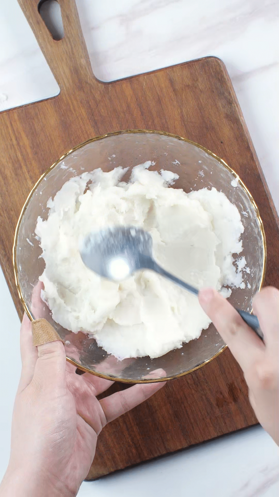 山藥去皮蒸熟，用涂抹奶酪、海鹽、橄欖油調(diào)味