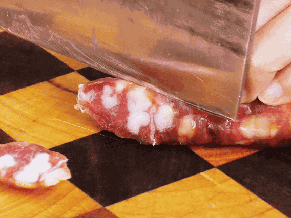 香腸少油煸出香味，下南瓜、板栗、香菇翻炒。2勺生抽、1勺老抽、1勺蠔油、1勺鹽、半勺糖調(diào)味