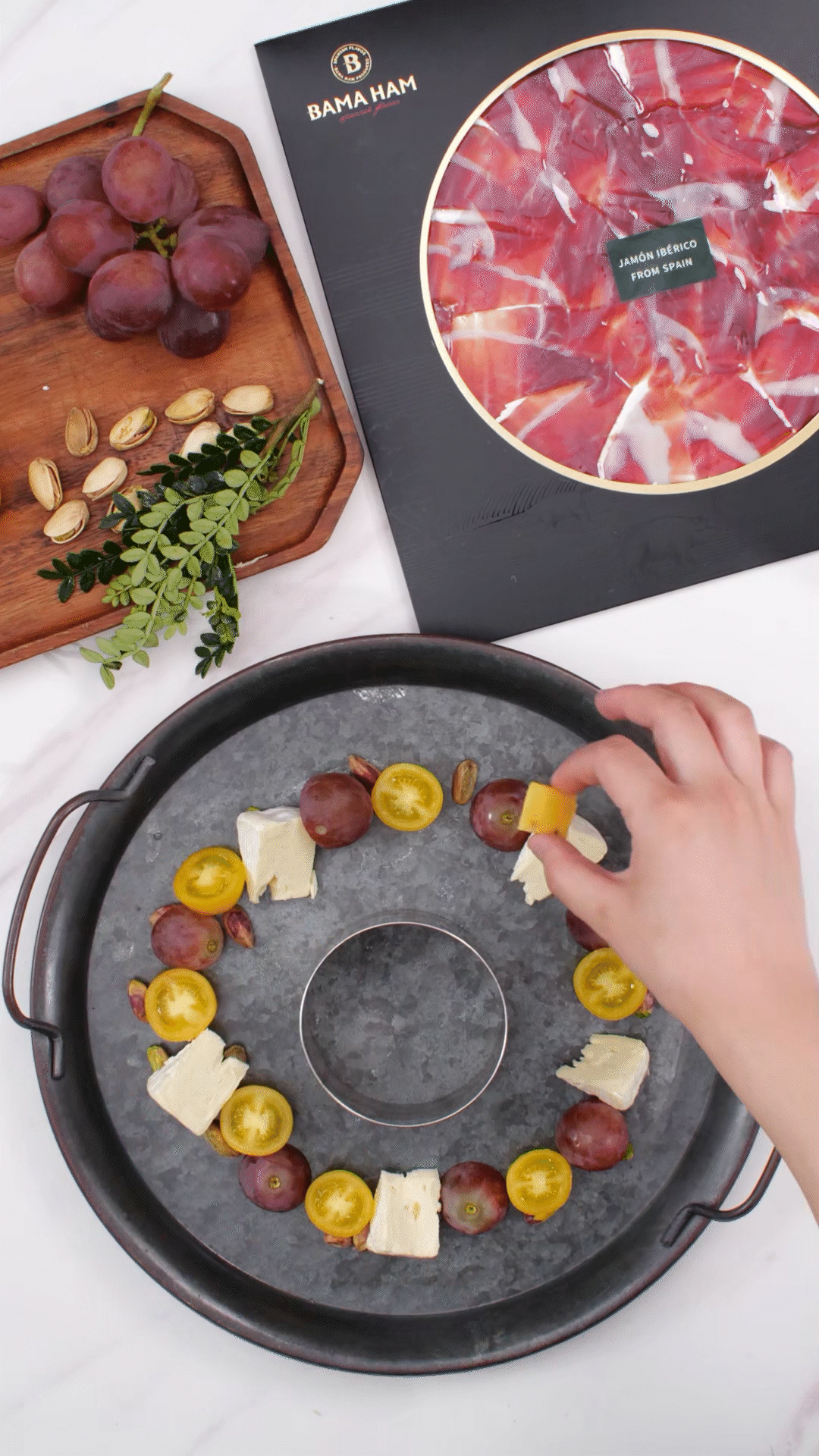 準(zhǔn)備一個(gè)大盤子，中間放上模具（或是一個(gè)空碗）預(yù)留空位，沿著磨具把食材擺盤成花環(huán)裝