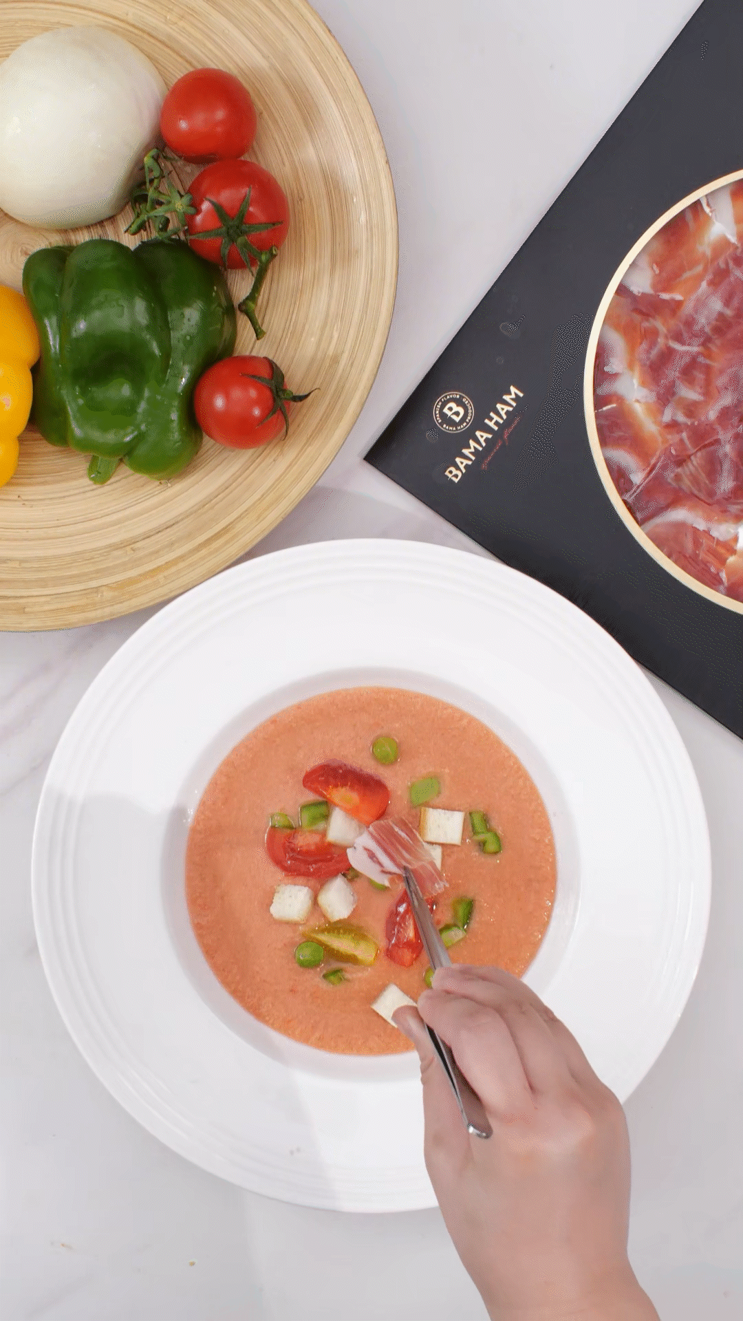 擺盤時(shí)，加入青豆，面包丁，黃瓜丁，烤面包丁，番茄丁