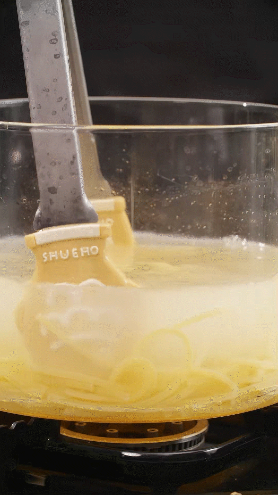 將意面煮熟，到自己喜歡的熟度。撈出過(guò)冷水，瀝干
