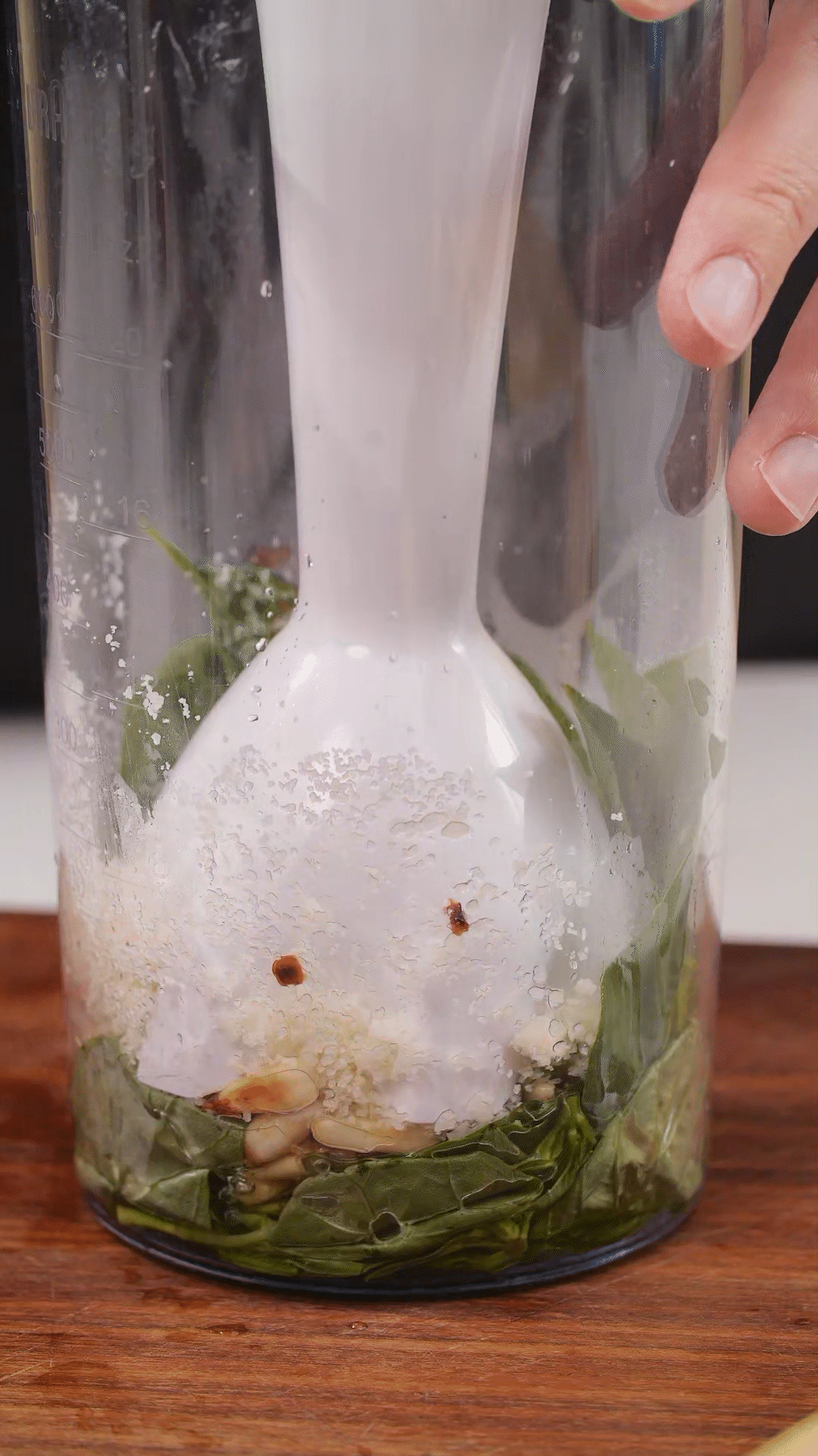 青醬制作：將羅勒去梗，只保留葉片，放入料理機(jī)
