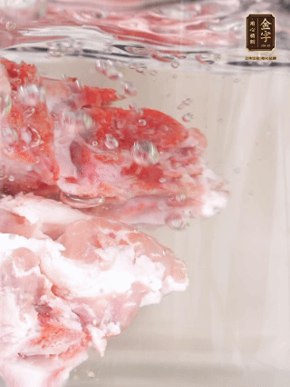 豬骨冷水下鍋，加蔥姜、料酒焯水4分鐘。