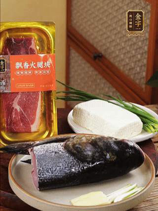 花鰱魚頭處理干凈（刮黑膜、除貼骨血、拔魚牙、剪魚鰭、刮凈魚肉表面雜質(zhì)），從中間劈開成兩半，擦干水分