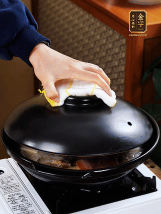 大火燒開，大火煮10~15分鐘。放入切好的豆腐，再煮5分鐘