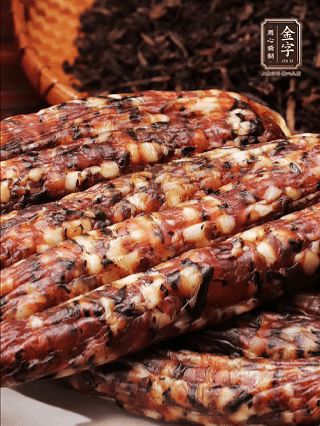 金字土香腸、金字梅干菜香腸、金字醬肉，切片