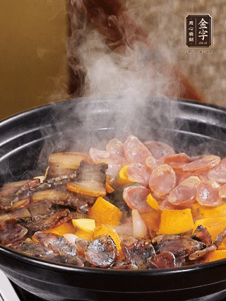 關(guān)火鋪上土香腸、梅干菜香腸、醬肉，加生抽、清水、黑胡椒粉調(diào)成的料汁，中火焗5分鐘