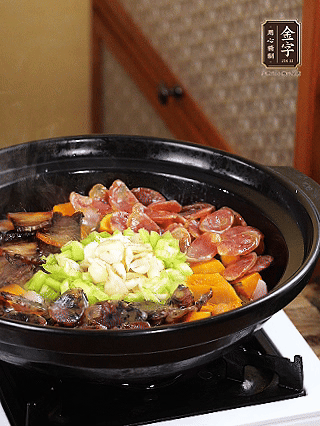 中間放入百合，圍一圈青椒碎，小火再焗2分鐘