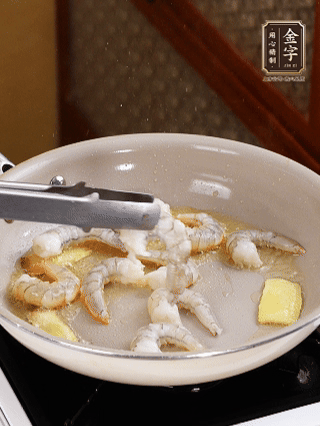 秘制煲仔飯醬油：2勺蒸魚豉油、半小勺糖、1大勺清水攪拌均勻煮1分鐘