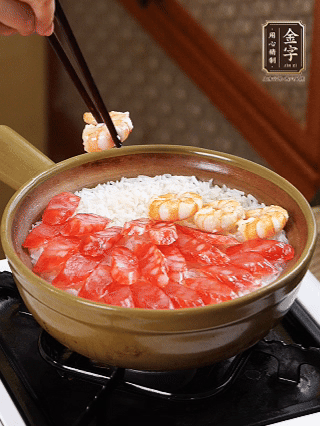 開蓋戳幾個洞均勻受熱，鋪臘腸、蝦仁，蓋蓋小火煮5分